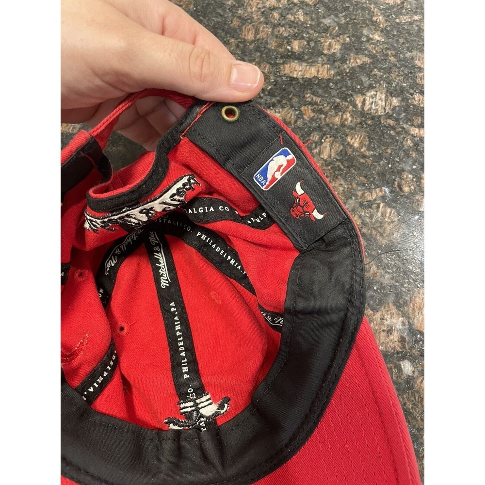 CHICAGO BULLS RED MITCHELL & NESS SOFT/DAD  OFFICIALLY LICENSED- ADJUSTABLE - Picture 7 of 7